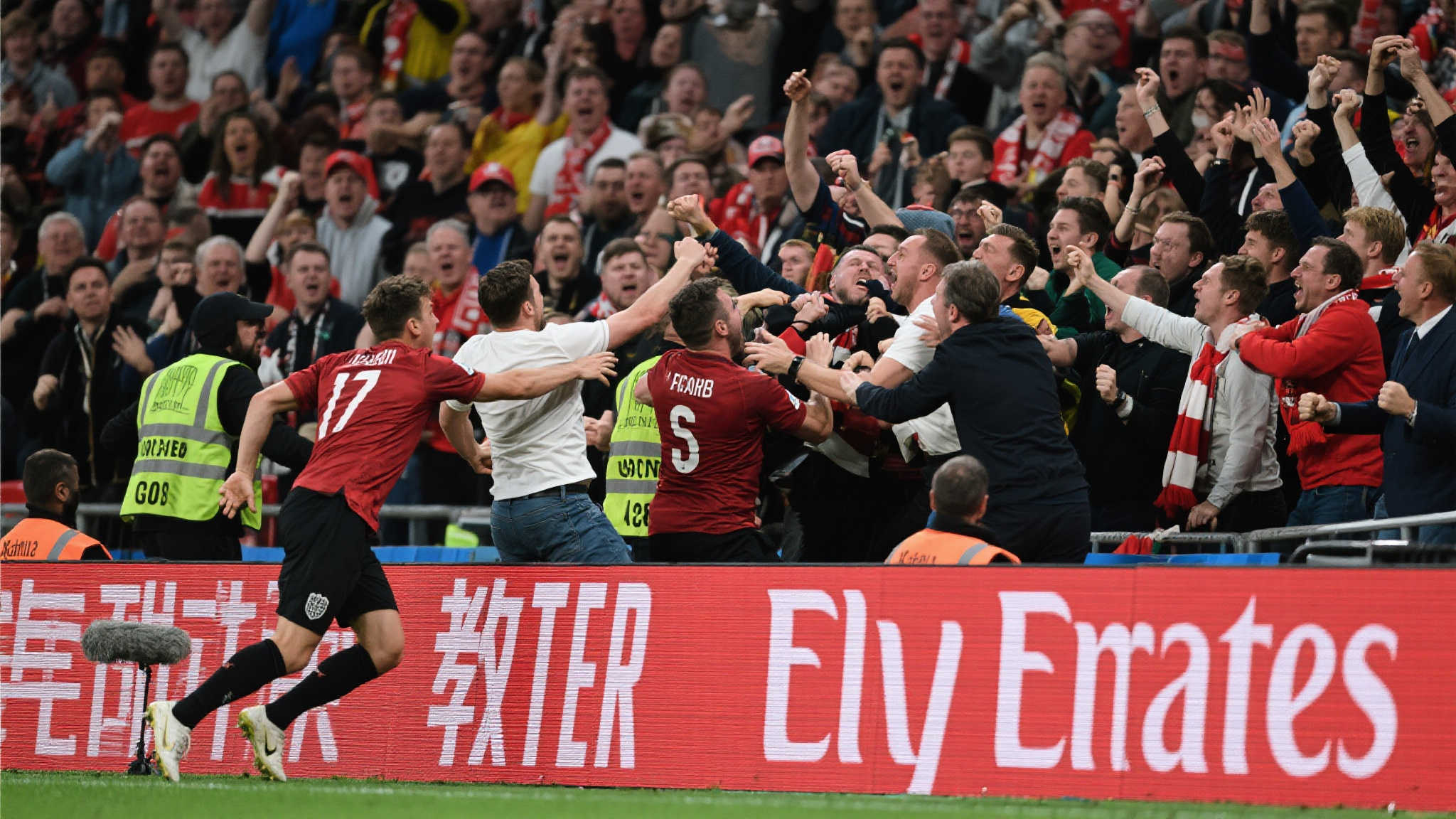 北京女记者被广厦球迷踢中,所幸未受伤,踢得不重 北京女记者被广厦球迷踢中,所幸未受伤,踢得不重